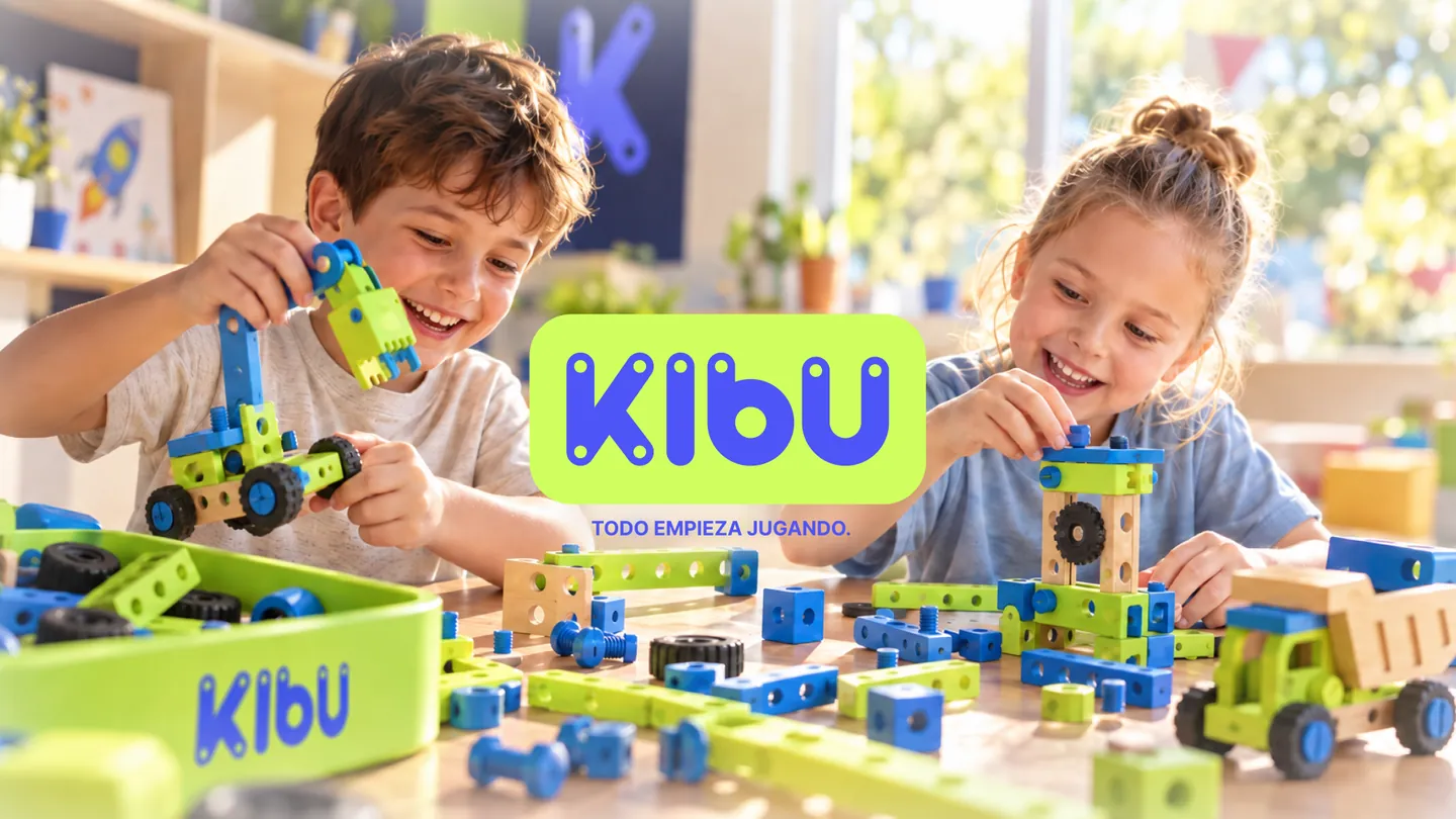 Niños jugando con piezas KIBU