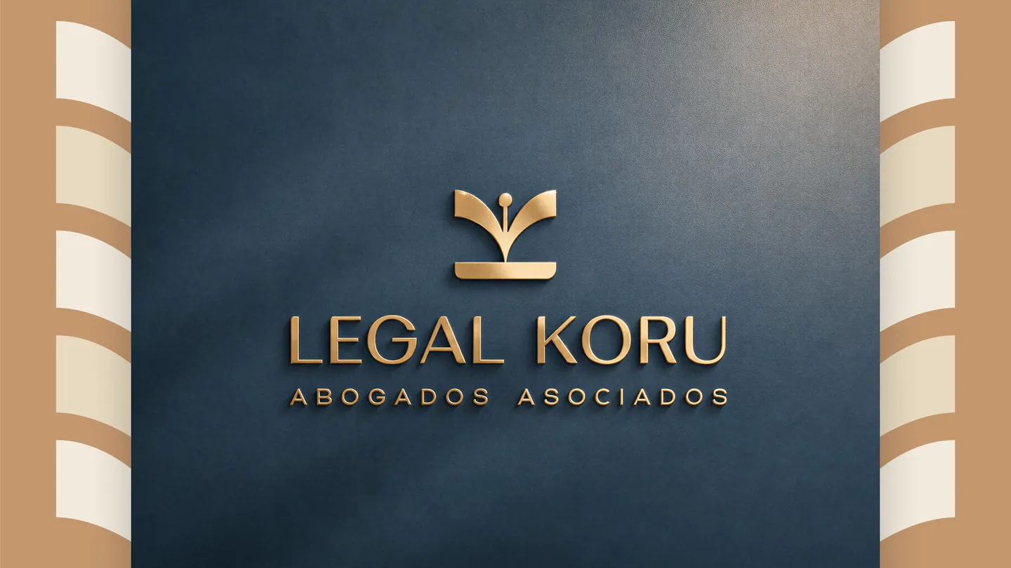 Logo en dorado sobre muro azul